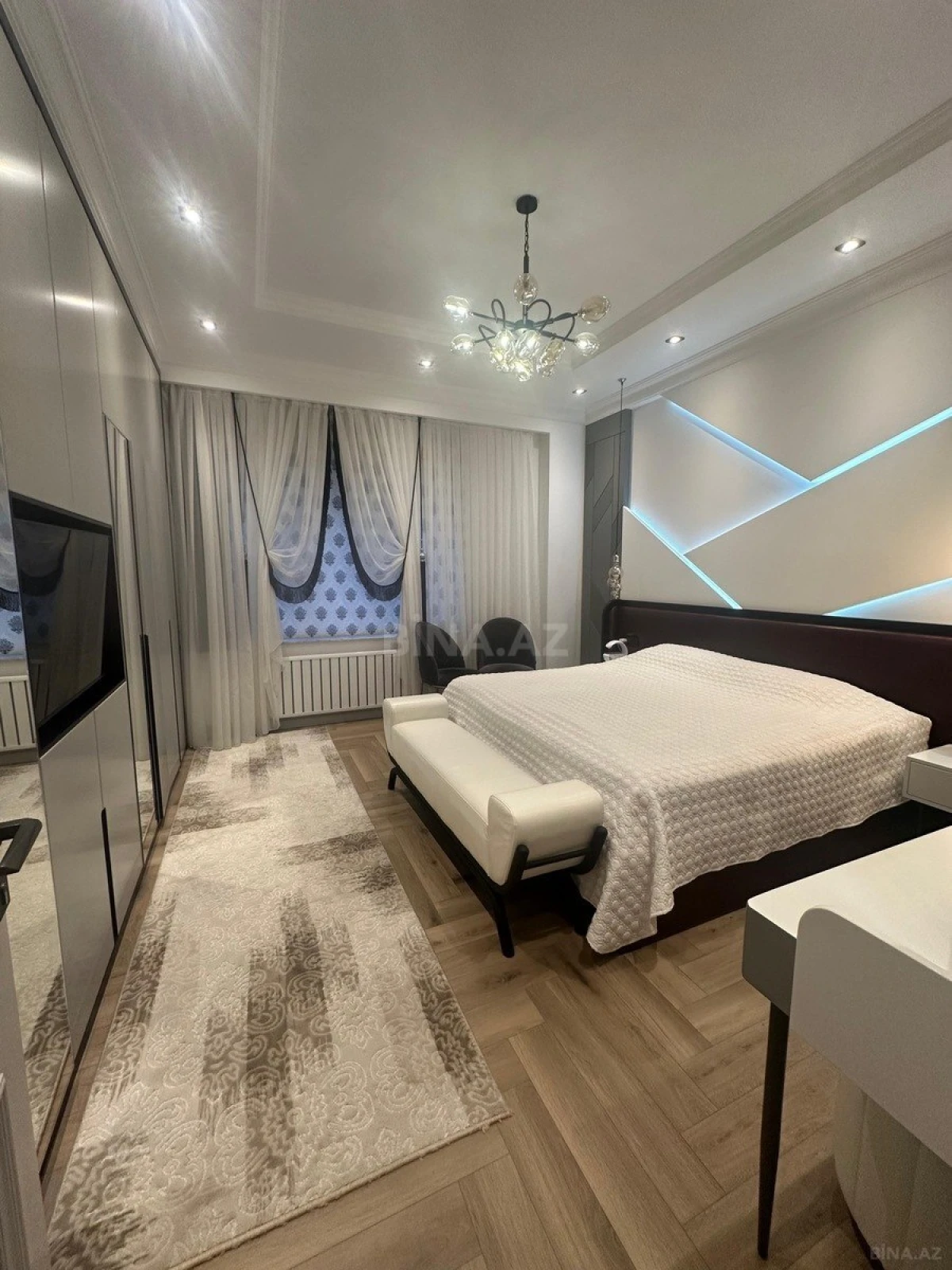 Satılır 4 otaqlı mənzil 132 m²