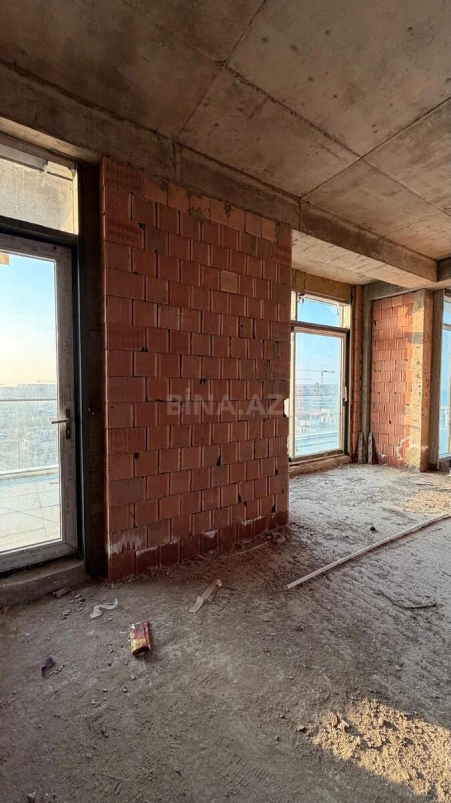 Satılır 4 otaqlı mənzil 207 m²