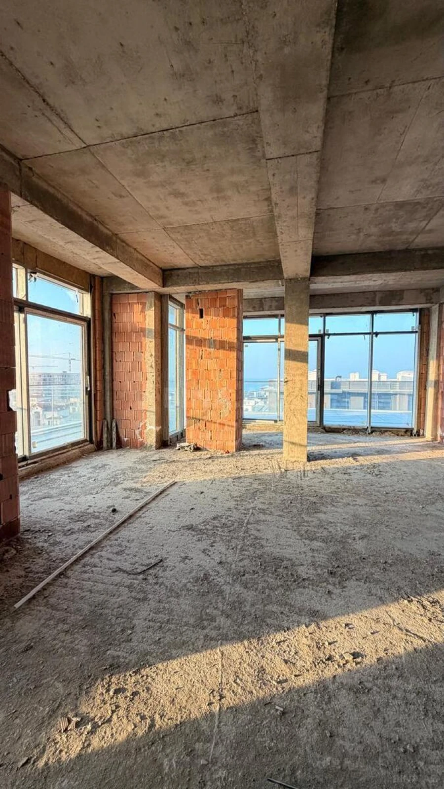 Satılır 4 otaqlı mənzil 207 m²