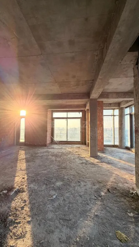 Satılır 4 otaqlı mənzil 207 m²