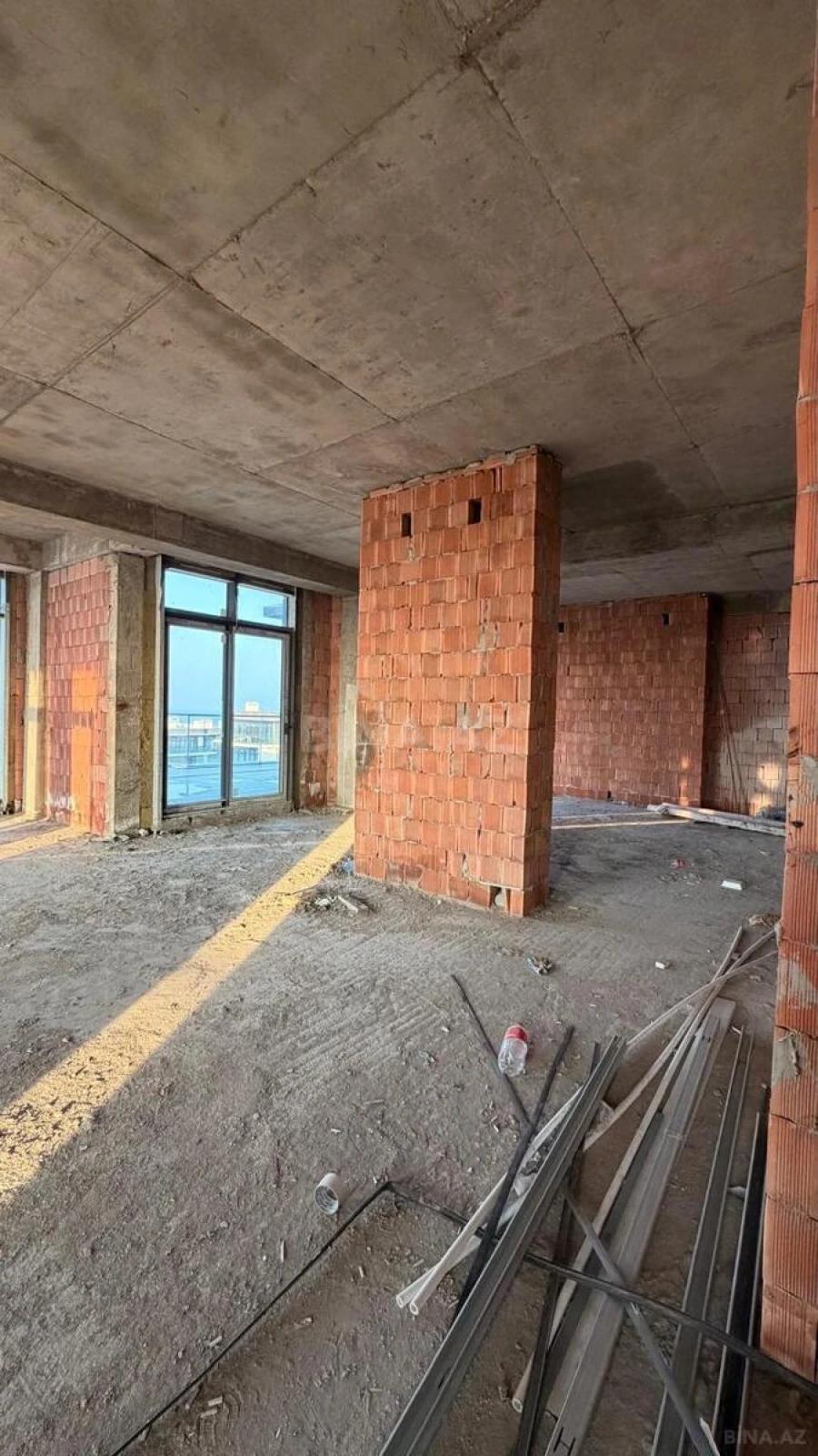 Satılır 4 otaqlı mənzil 207 m²