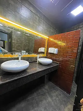 Satılır obyekt 300 m²