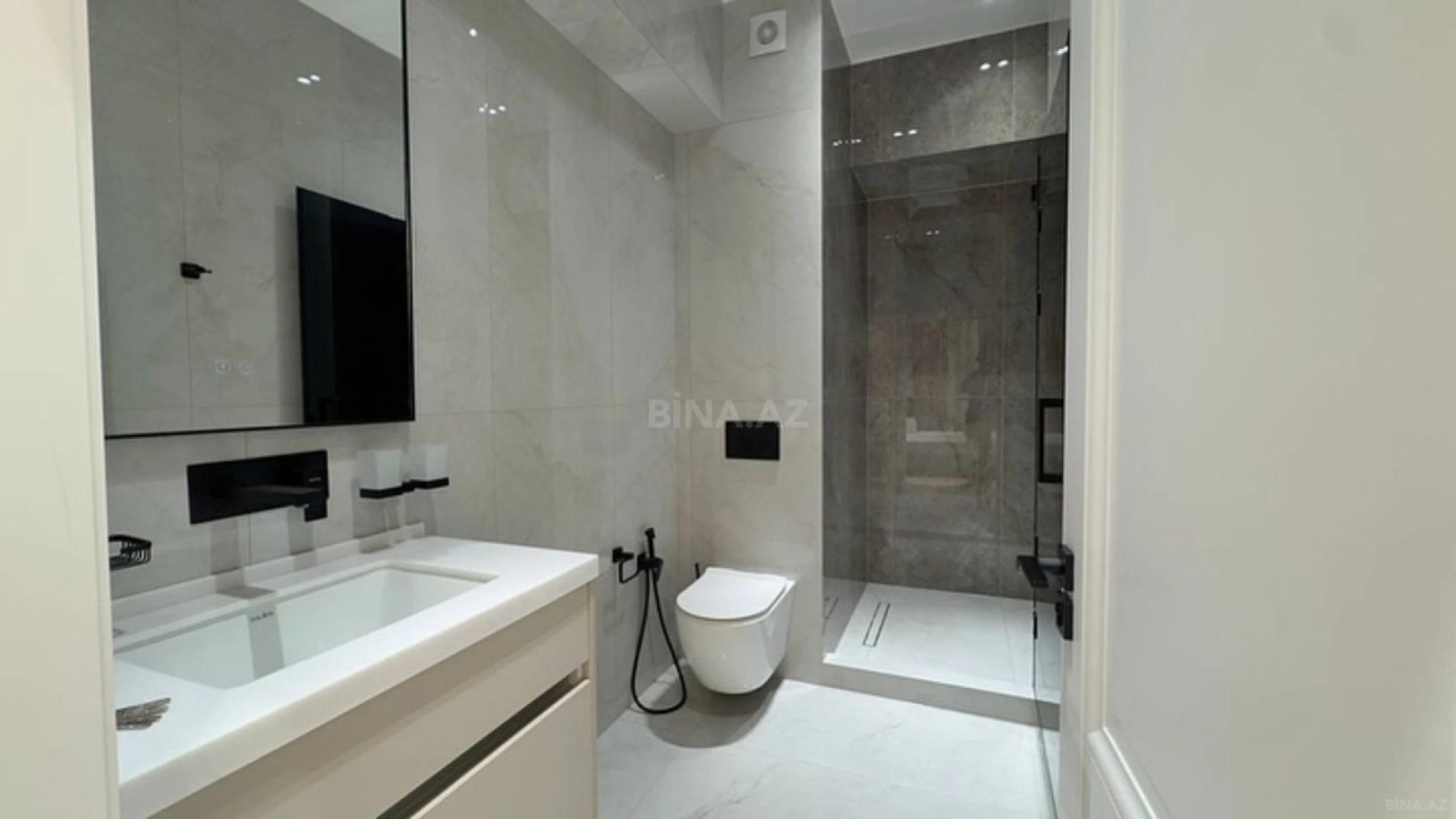 Kirayə verilir 3 otaqlı mənzil 130 m²