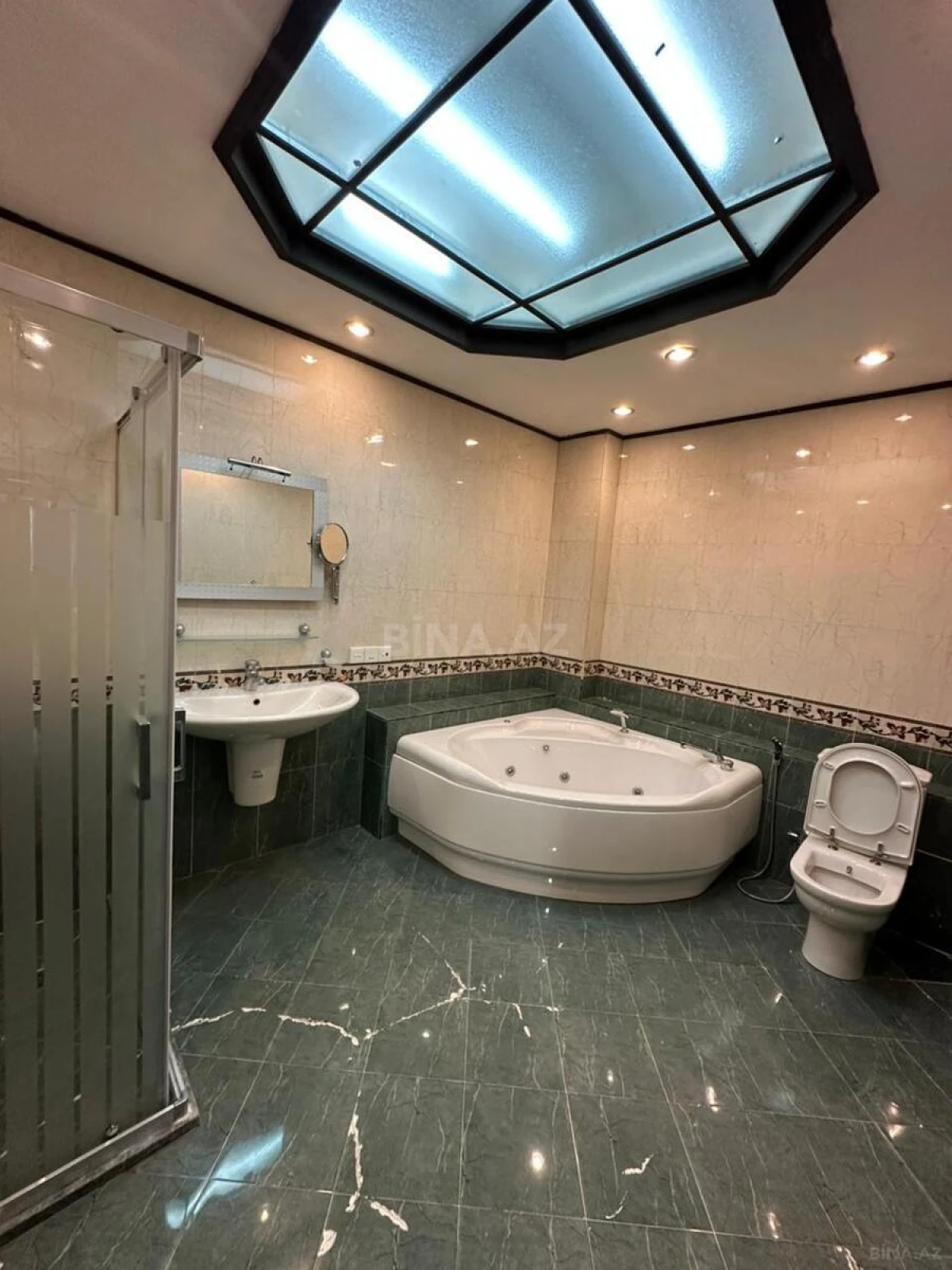 Kirayə verilir 3 otaqlı mənzil 150 m²