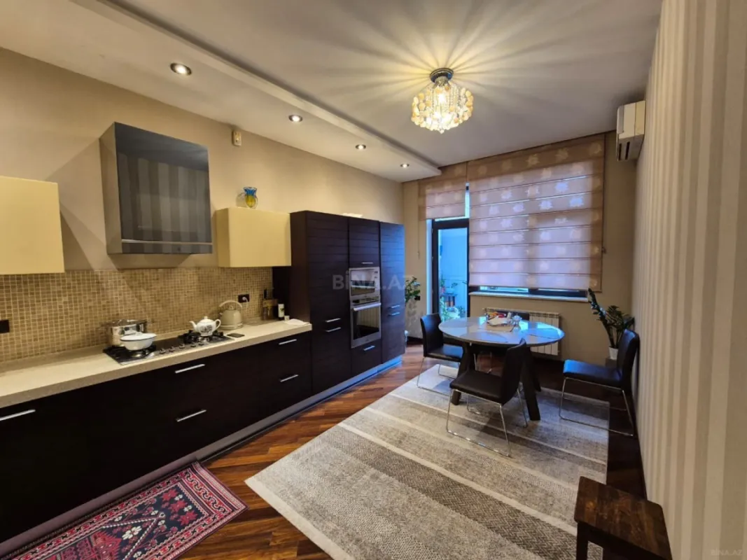 Satılır 4 otaqlı mənzil 190 m²