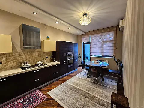 Satılır 4 otaqlı mənzil 190 m²