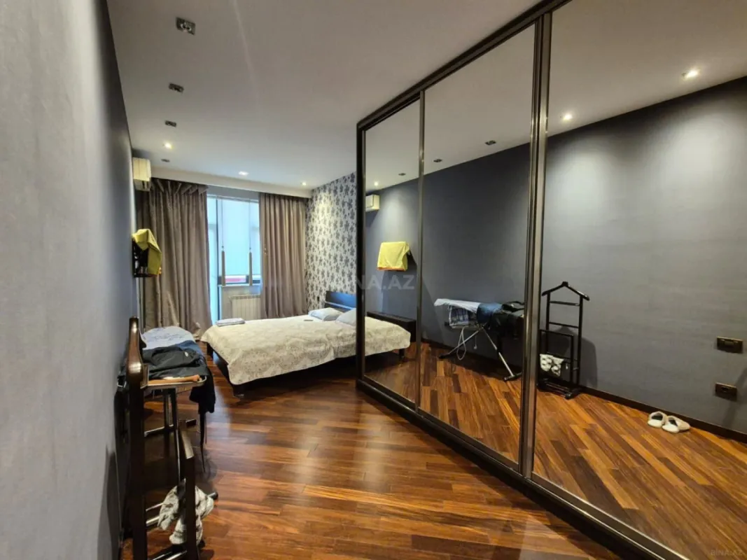 Satılır 4 otaqlı mənzil 190 m²