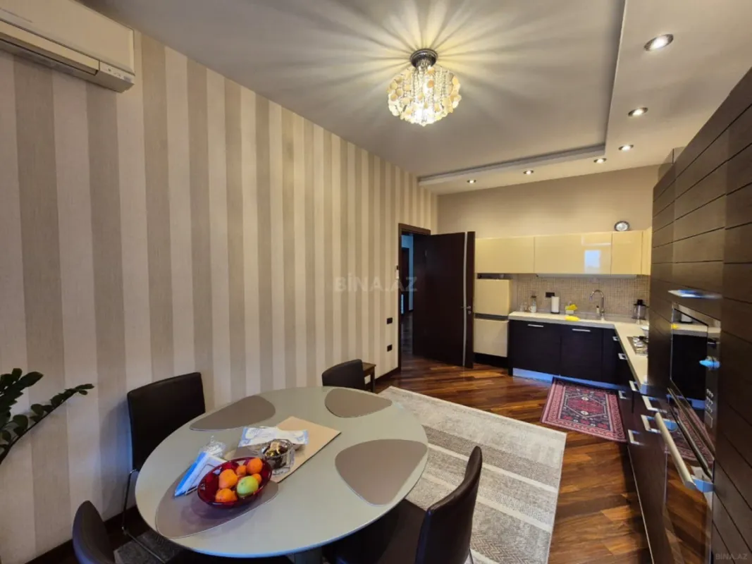 Satılır 4 otaqlı mənzil 190 m²