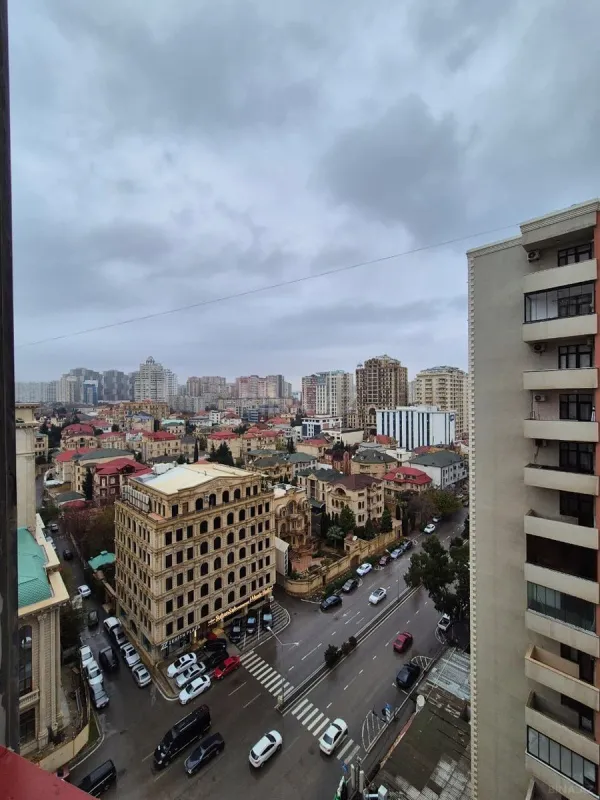 Satılır 4 otaqlı mənzil 190 m²