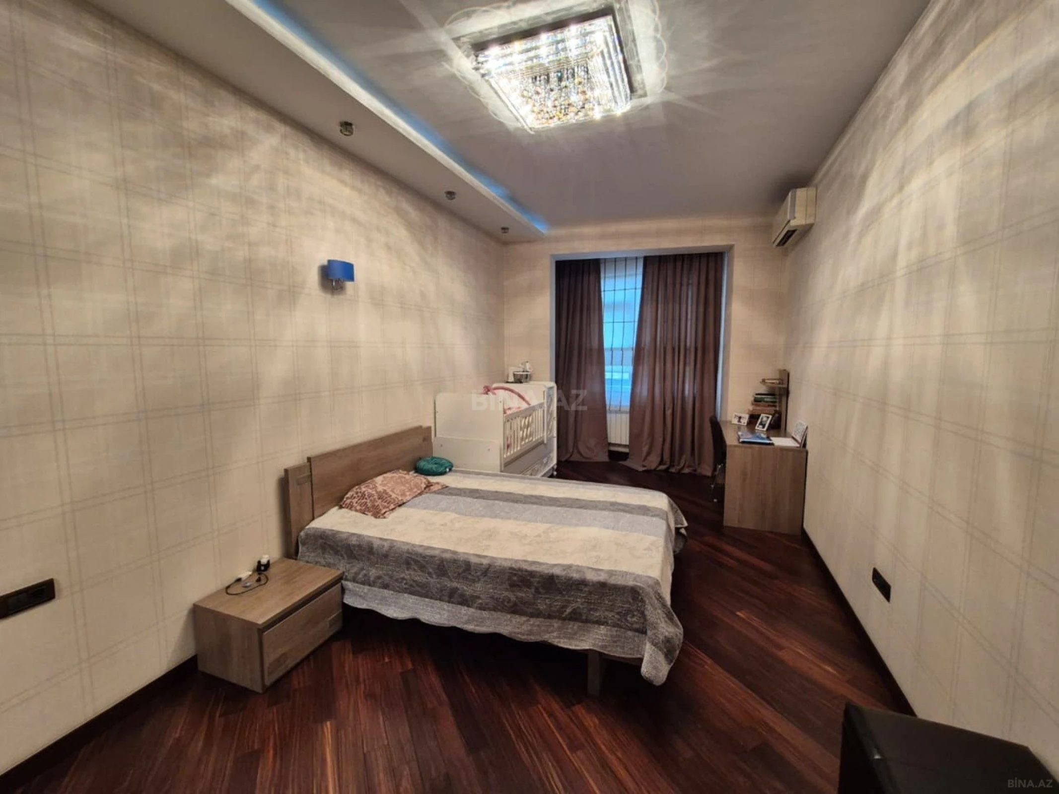 Satılır 4 otaqlı mənzil 190 m²