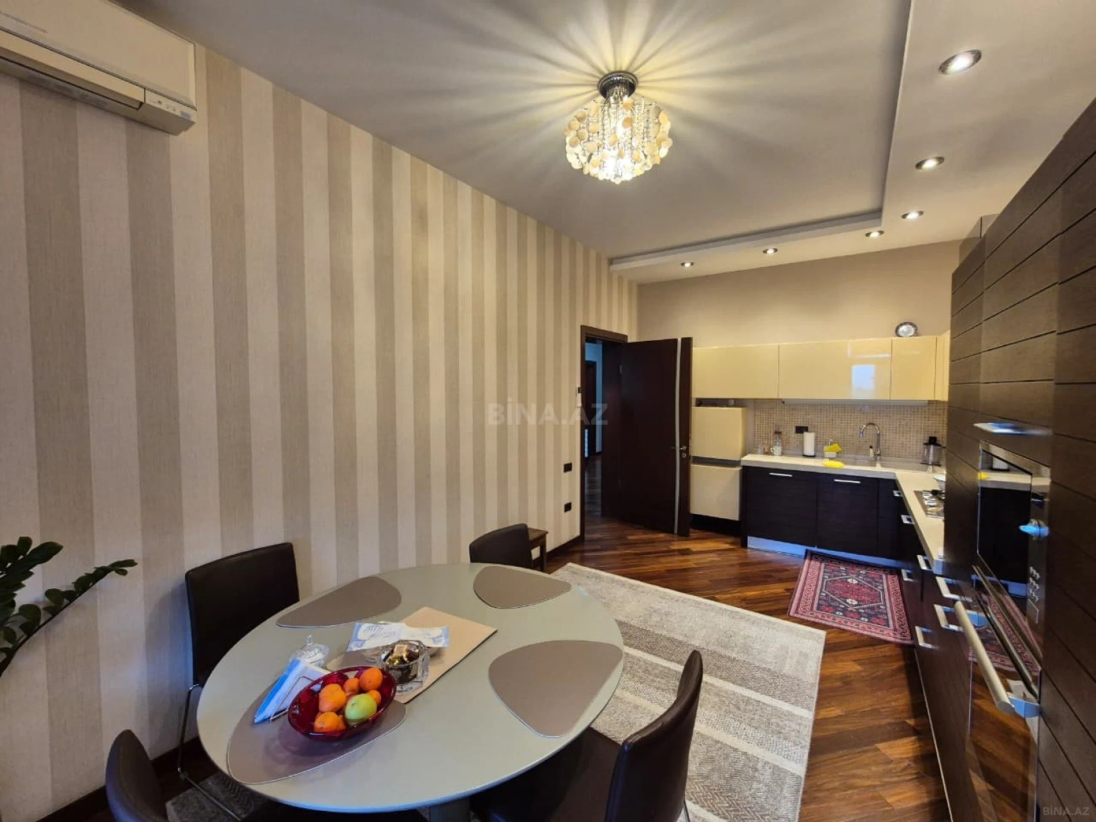 Satılır 4 otaqlı mənzil 190 m²