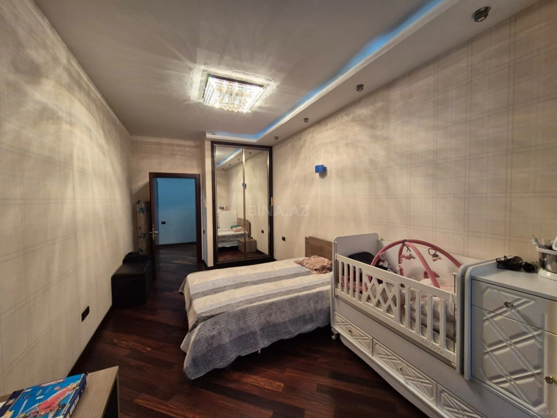 Satılır 4 otaqlı mənzil 190 m²