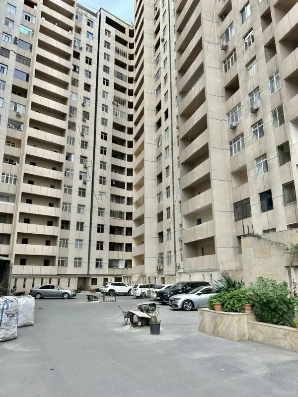 Satılır 4 otaqlı mənzil 204 m²