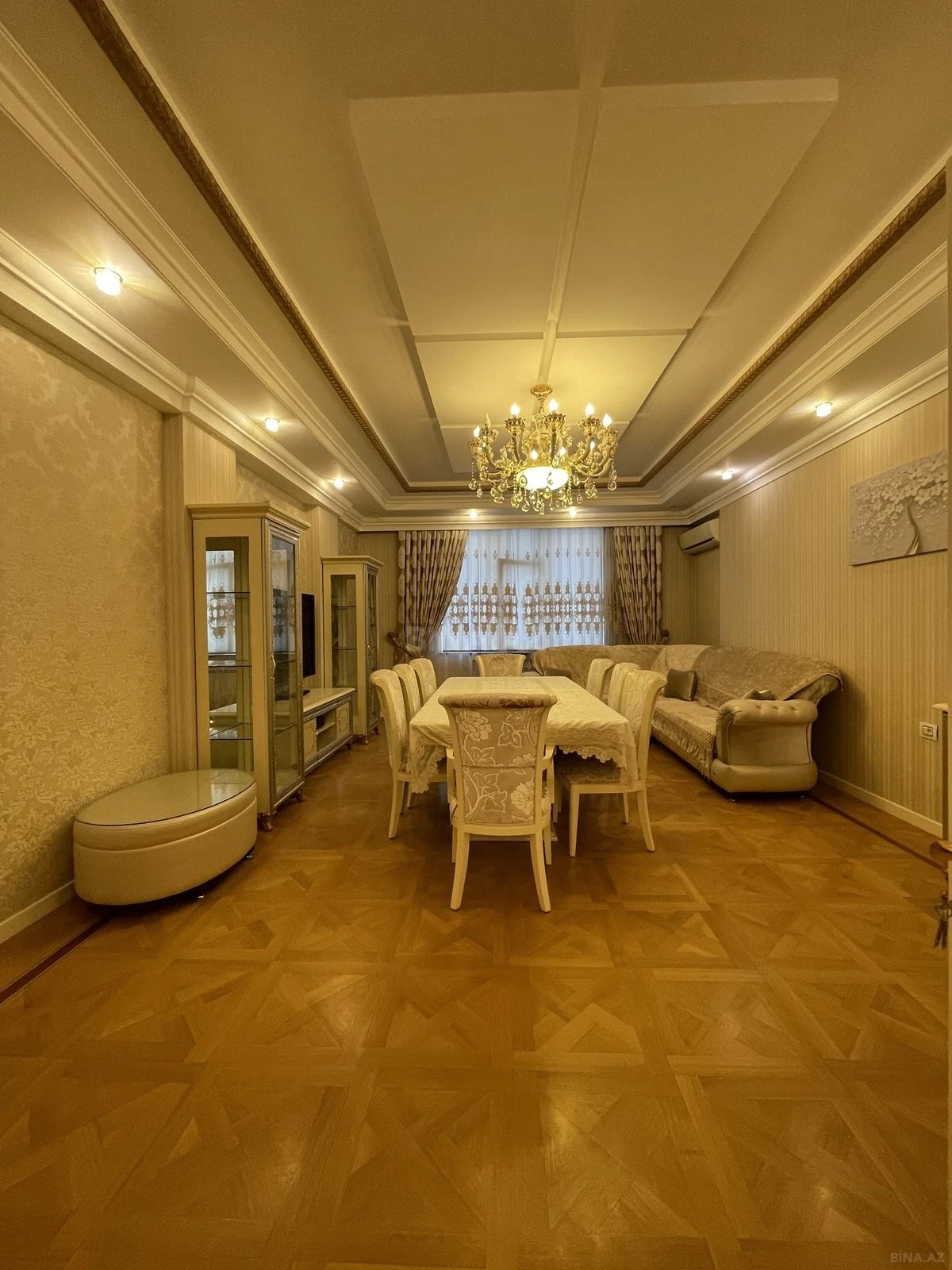 Satılır 4 otaqlı mənzil 183 m²