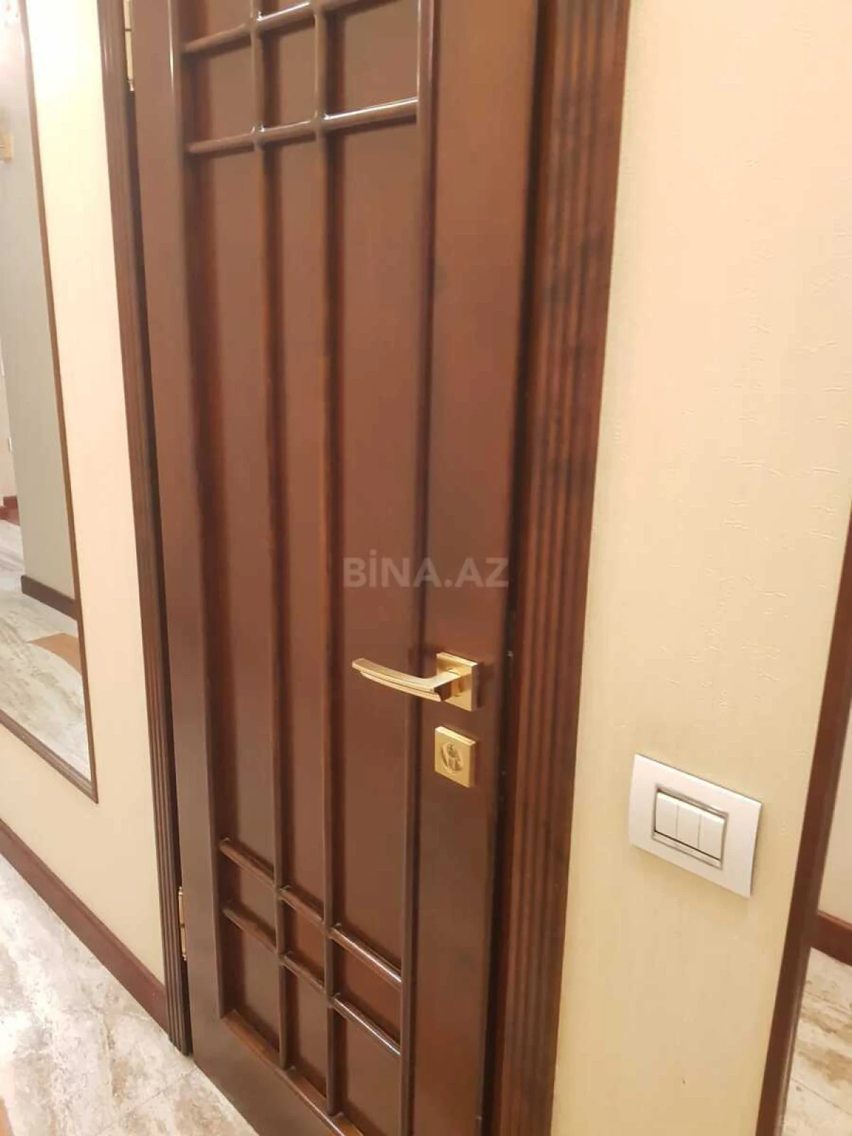 Satılır 4 otaqlı mənzil 185 m²