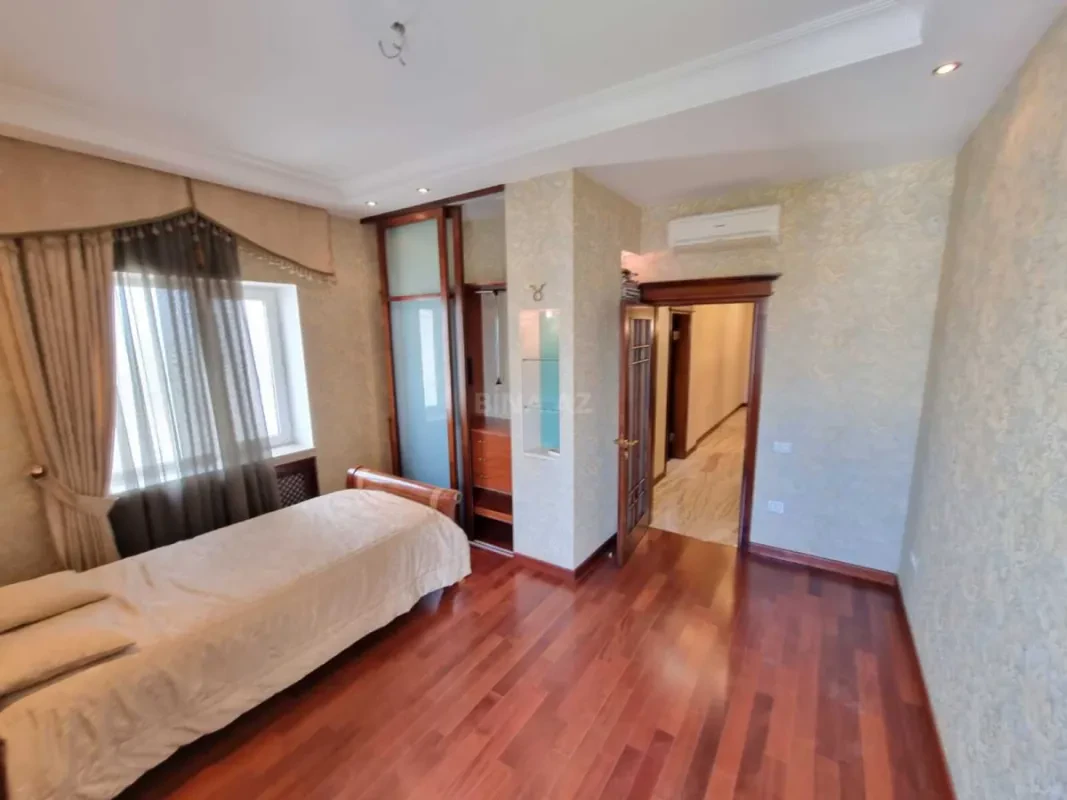 Satılır 4 otaqlı mənzil 185 m²