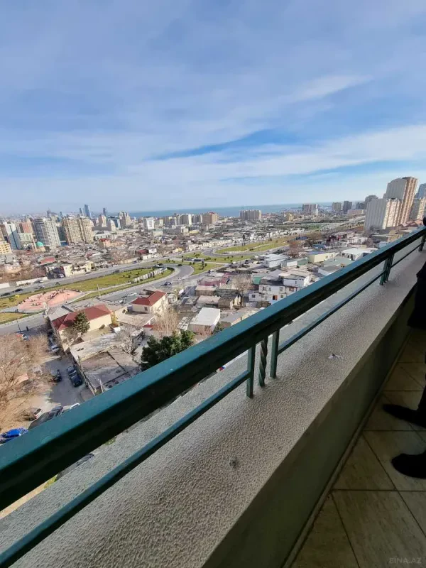 Satılır 4 otaqlı mənzil 185 m²