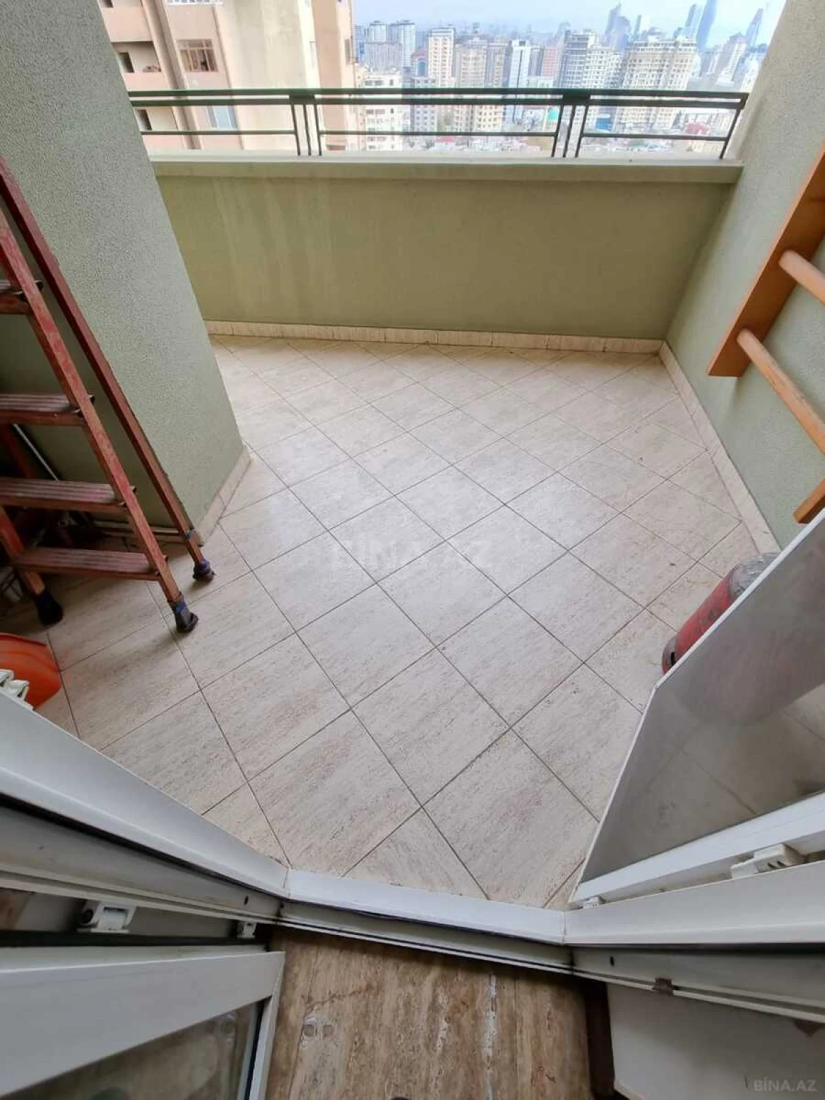 Satılır 4 otaqlı mənzil 185 m²