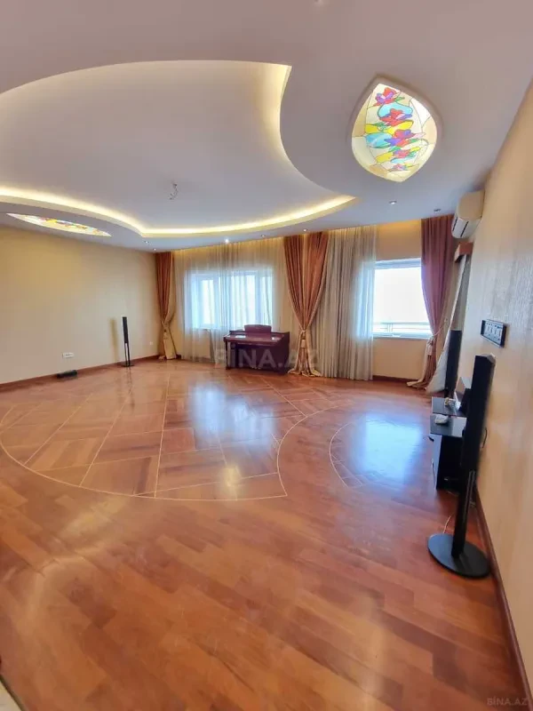 Satılır 4 otaqlı mənzil 185 m²