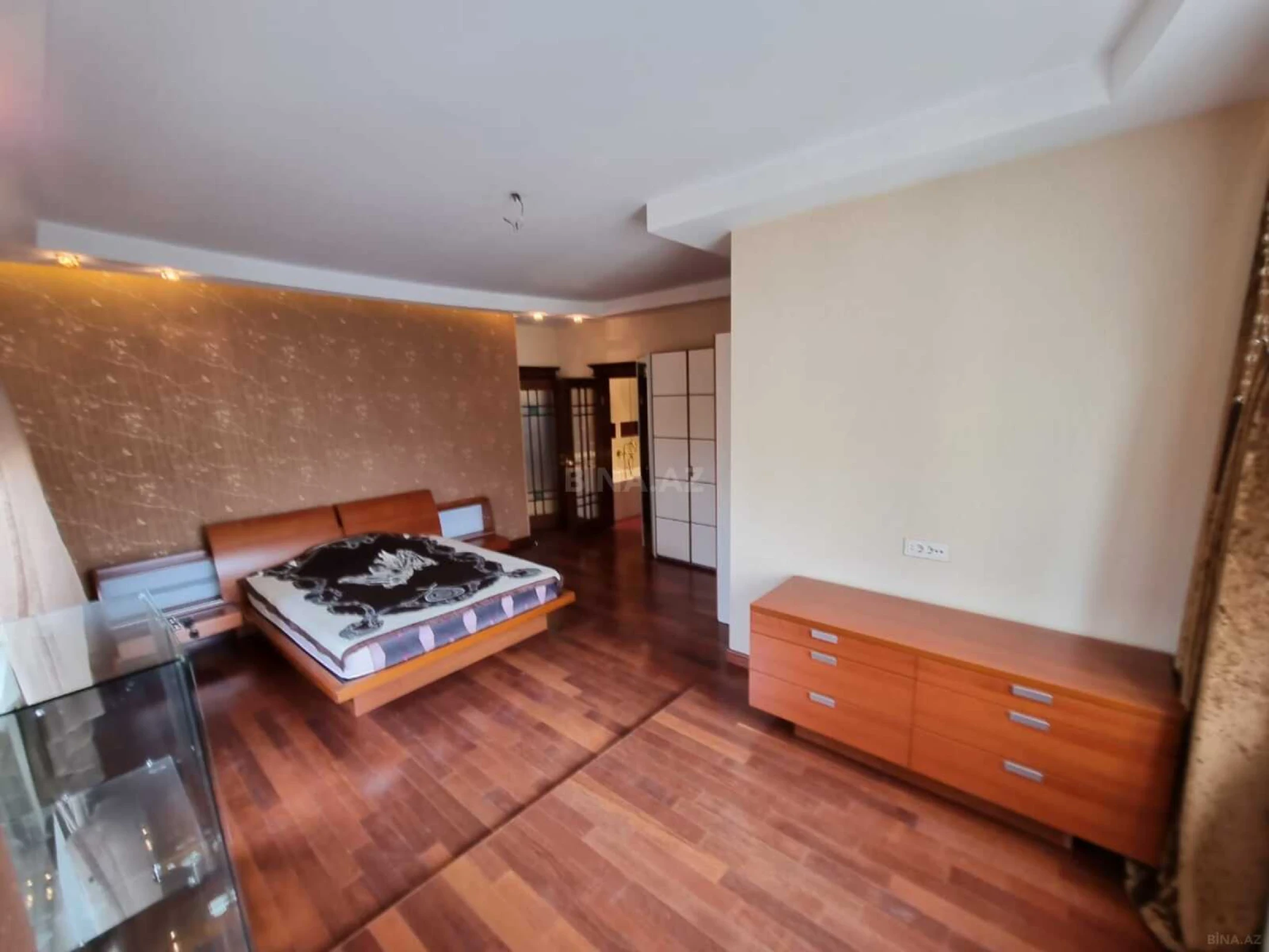 Satılır 4 otaqlı mənzil 185 m²