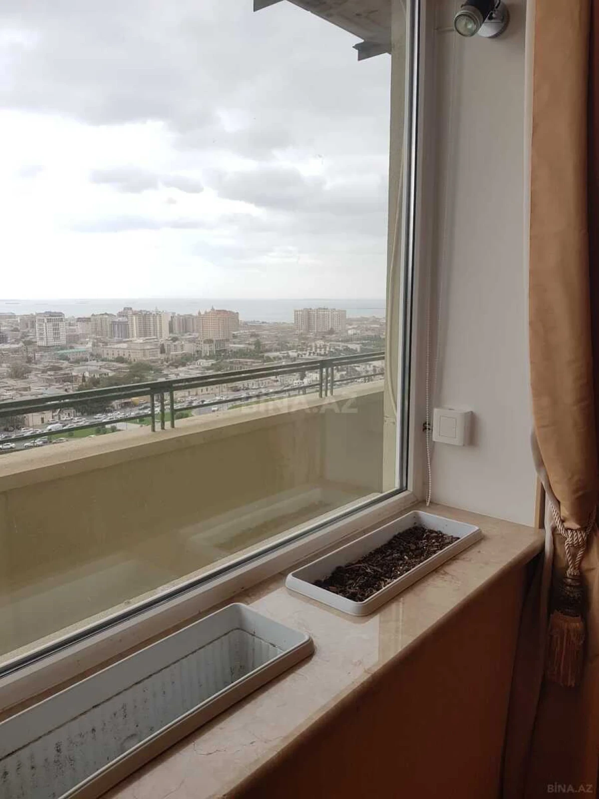 Satılır 4 otaqlı mənzil 185 m²