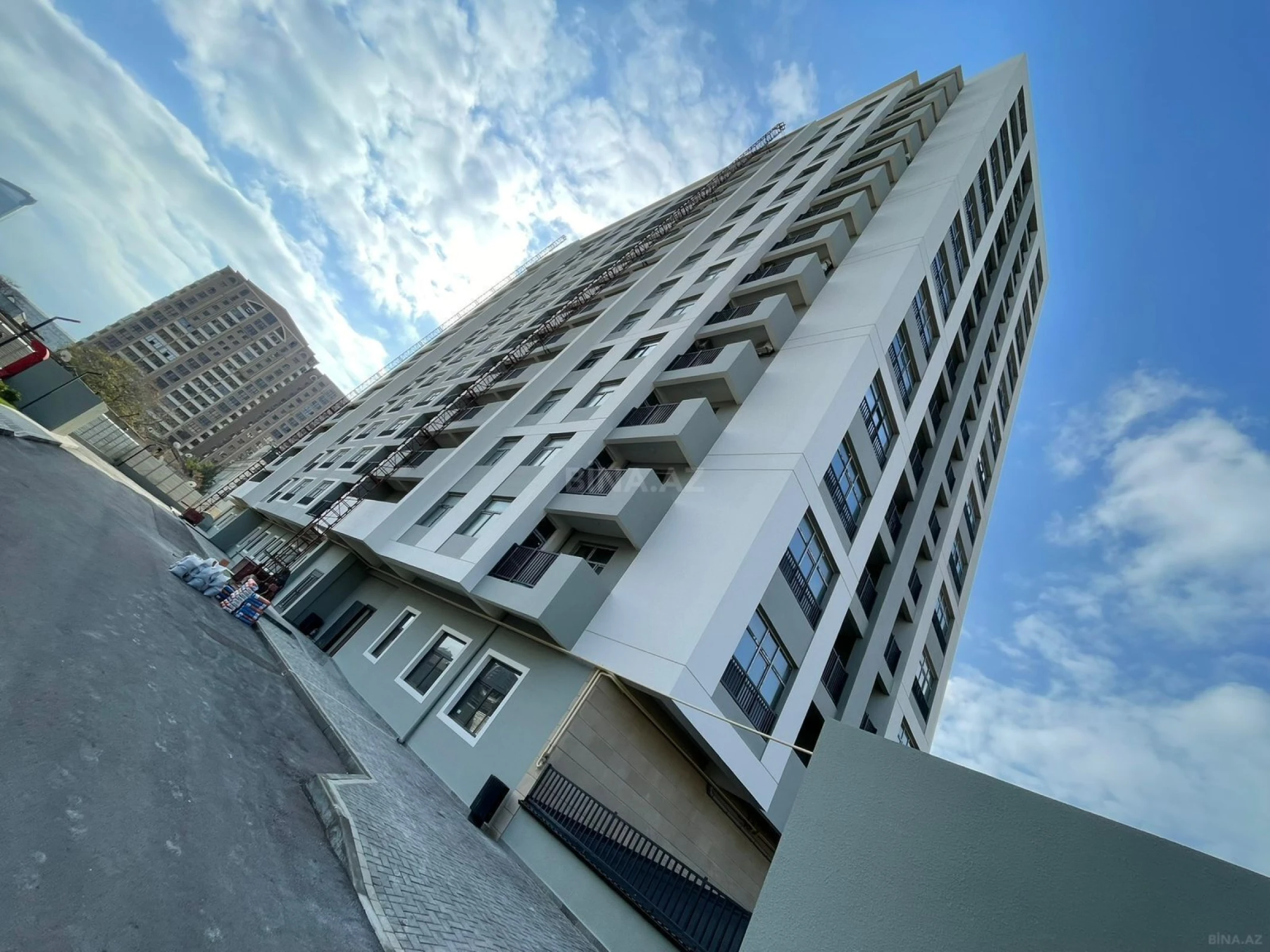 Satılır 4 otaqlı mənzil 175 m²