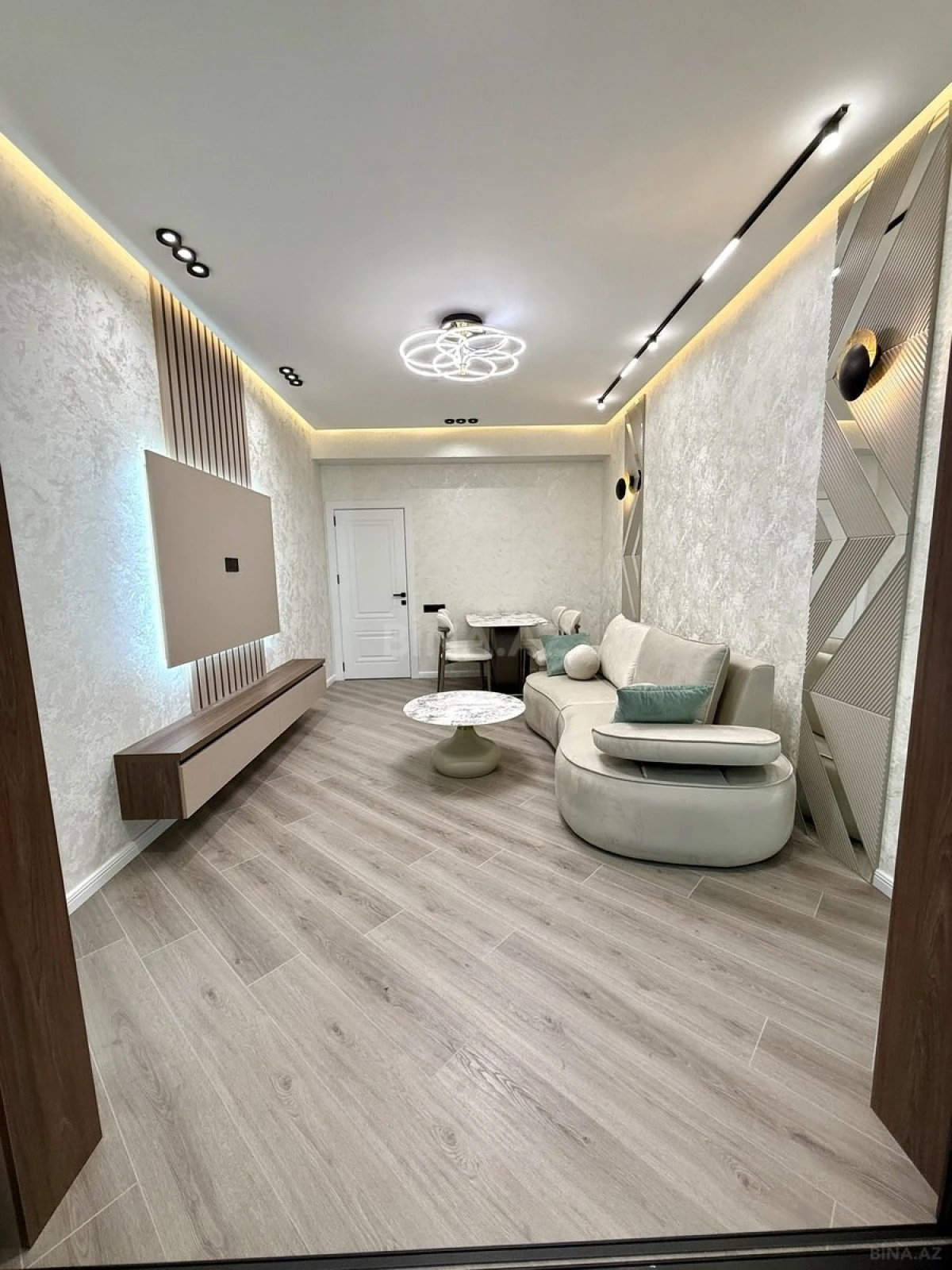 Satılır 2 otaqlı mənzil 67 m²