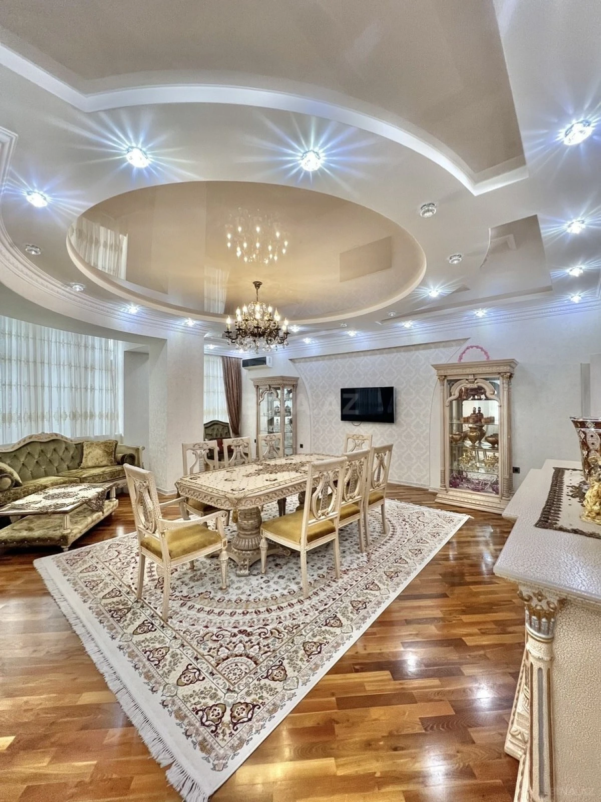 Satılır 4 otaqlı mənzil 220 m²