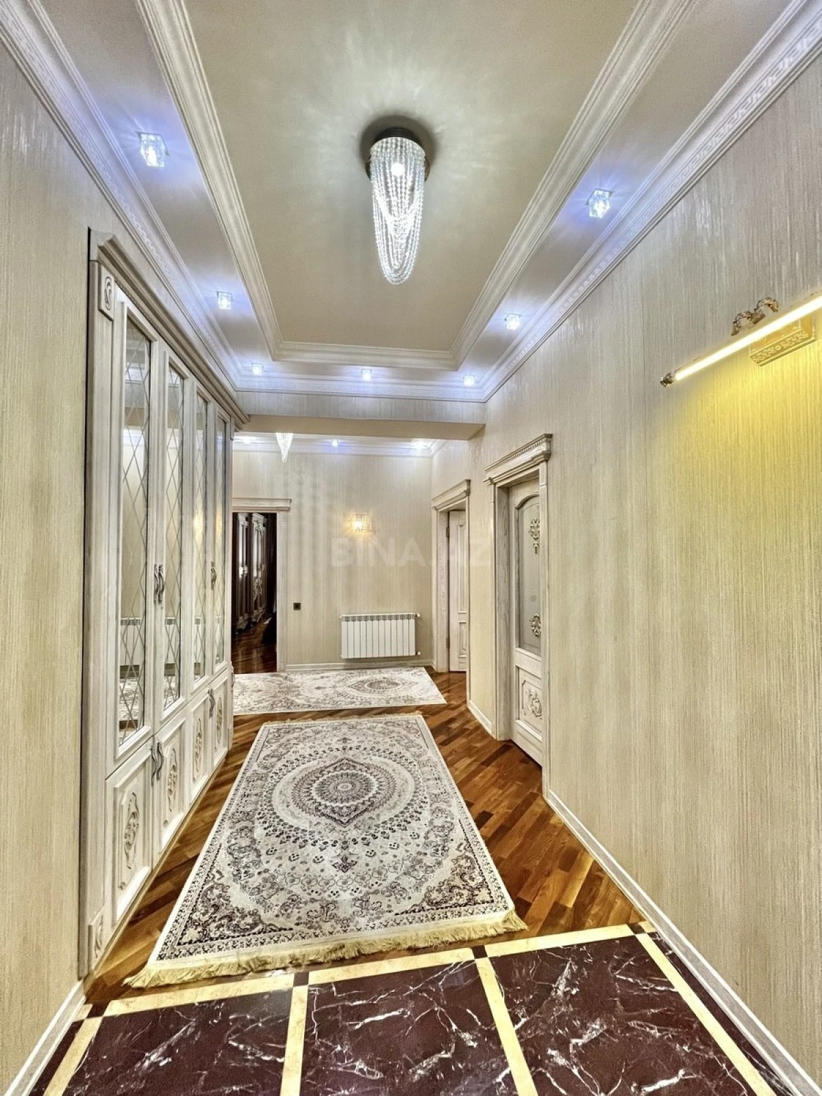 Satılır 4 otaqlı mənzil 220 m²