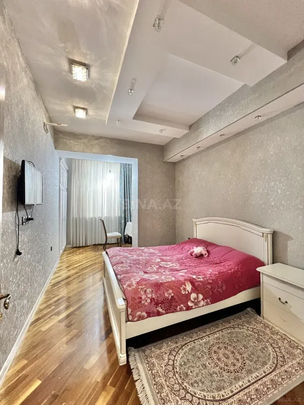 Satılır 4 otaqlı mənzil 220 m²