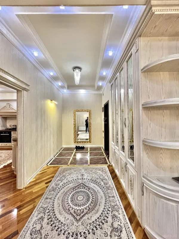 Satılır 4 otaqlı mənzil 220 m²