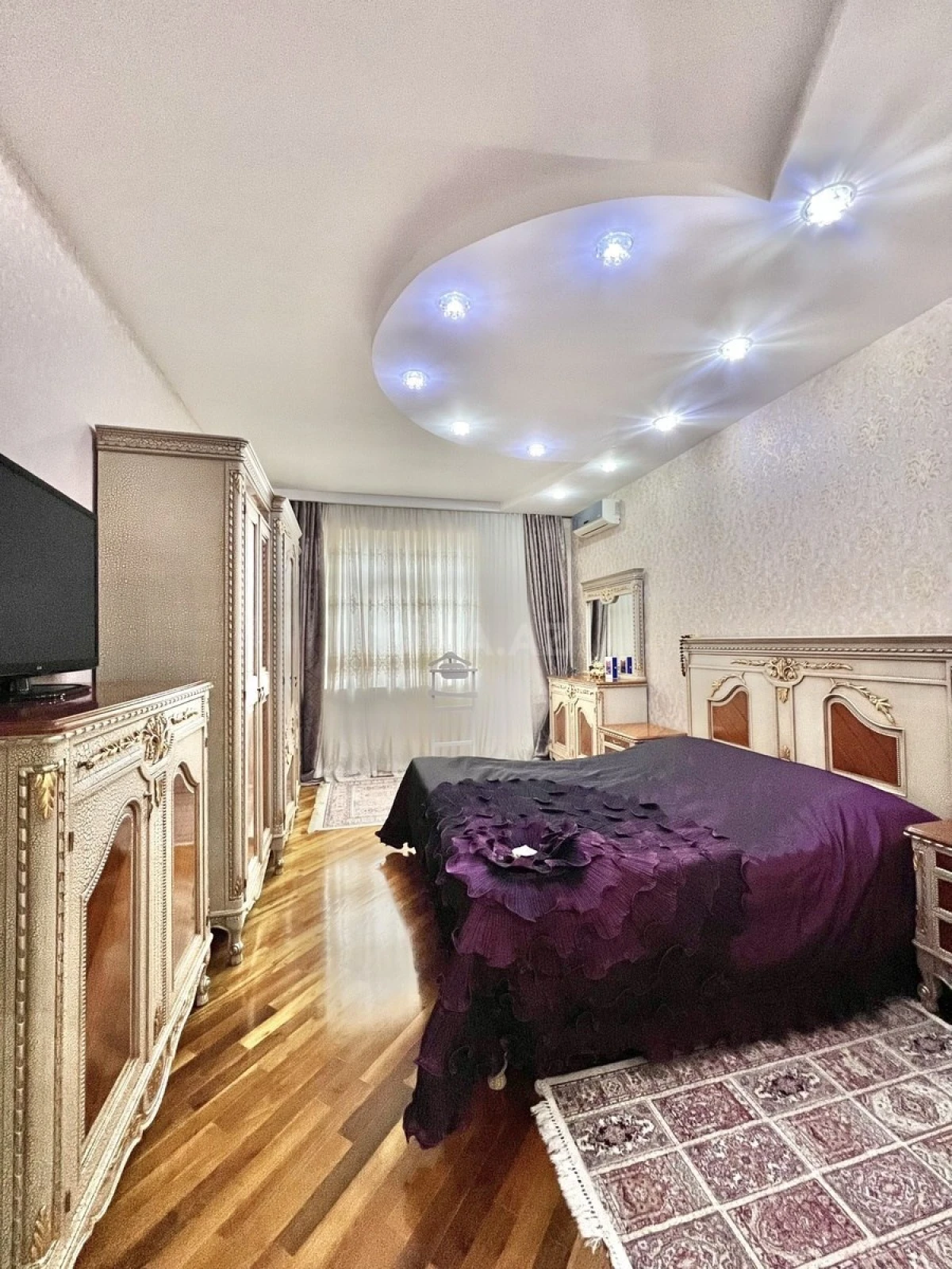Satılır 4 otaqlı mənzil 220 m²