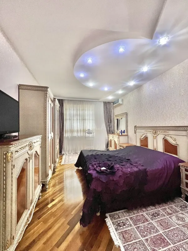 Satılır 4 otaqlı mənzil 220 m²