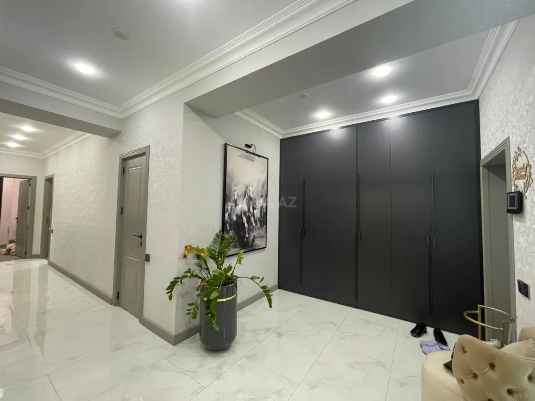 Satılır 4 otaqlı mənzil 136 m²