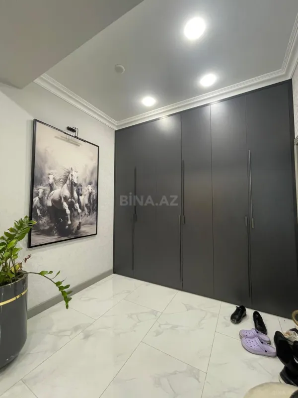 Satılır 4 otaqlı mənzil 136 m²