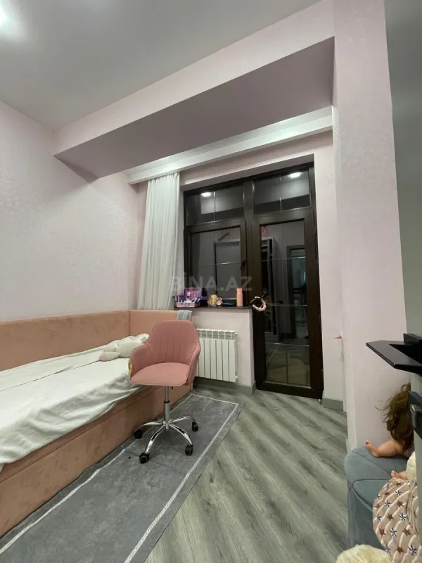 Satılır 4 otaqlı mənzil 136 m²