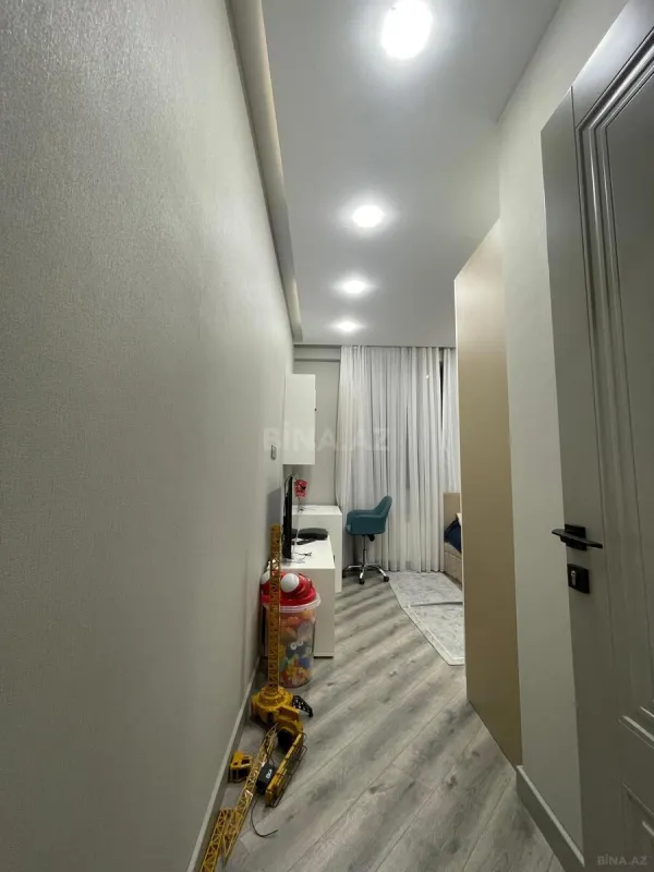 Satılır 4 otaqlı mənzil 136 m²