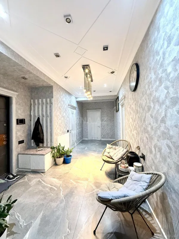 Satılır 4 otaqlı mənzil 143 m²