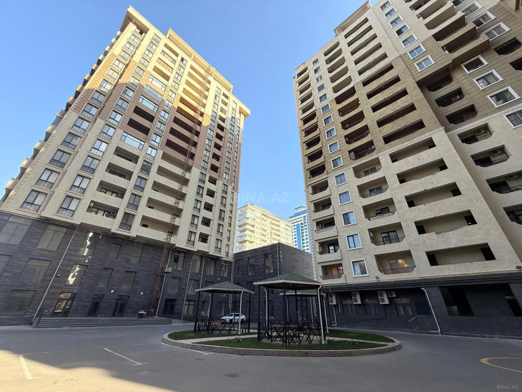 Satılır 4 otaqlı mənzil 143 m²