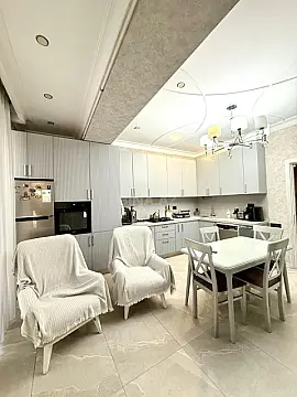 Satılır 4 otaqlı mənzil 143 m²
