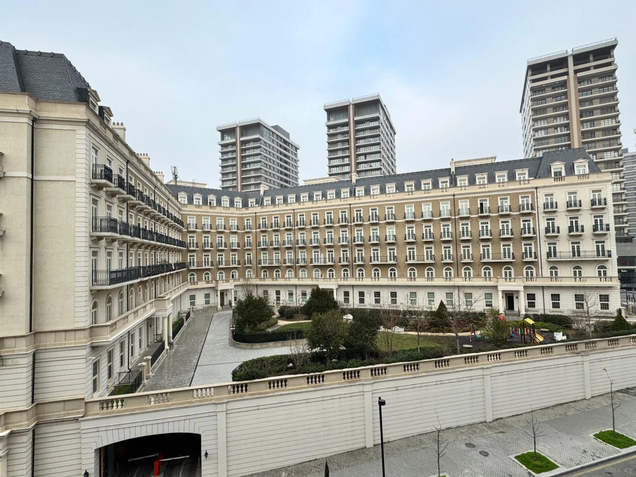 Satılır 4 otaqlı mənzil 132 m²