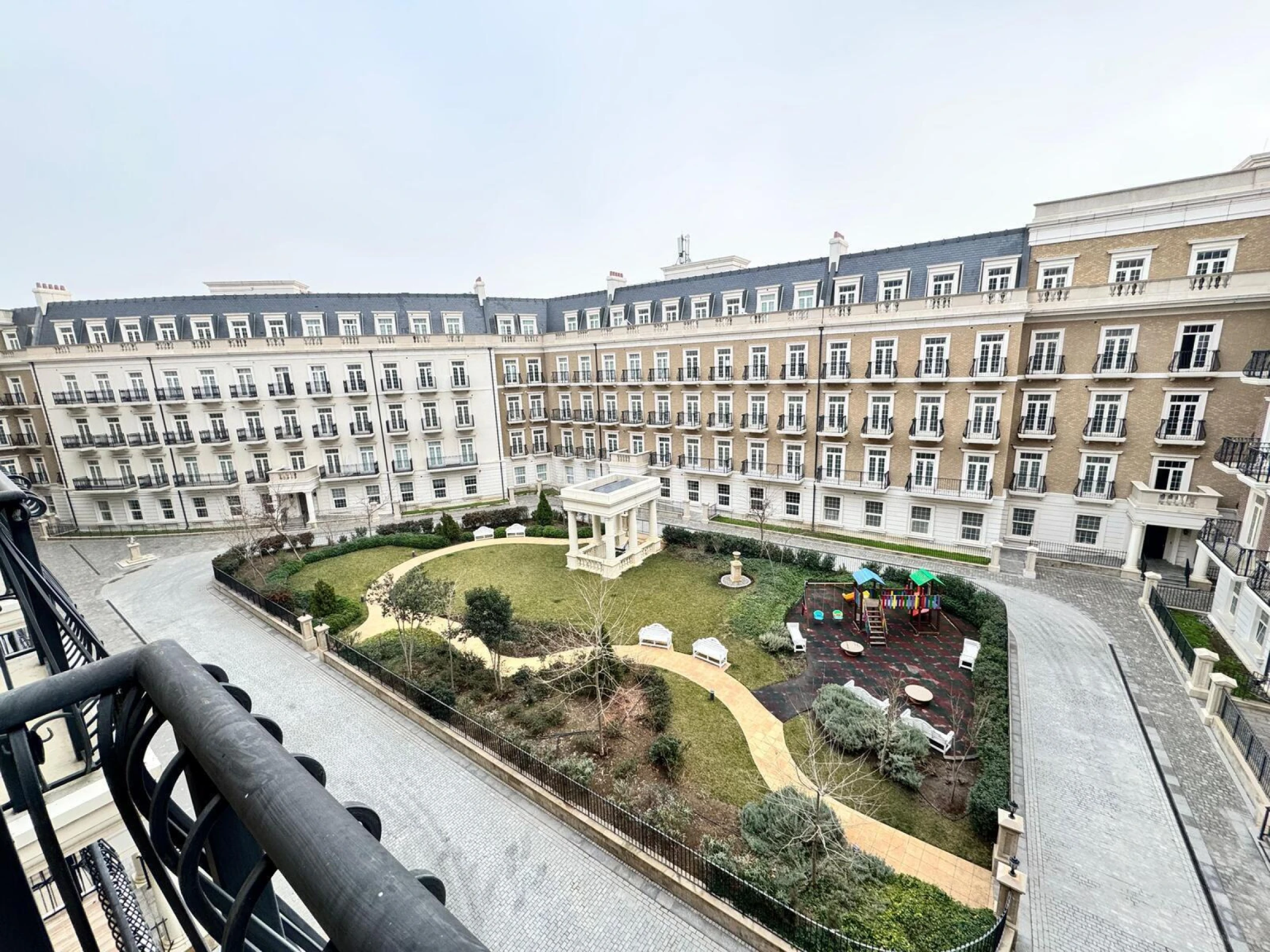 Satılır 4 otaqlı mənzil 132 m²