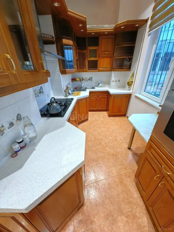 Satılır 8 otaqlı mənzil 300 m²