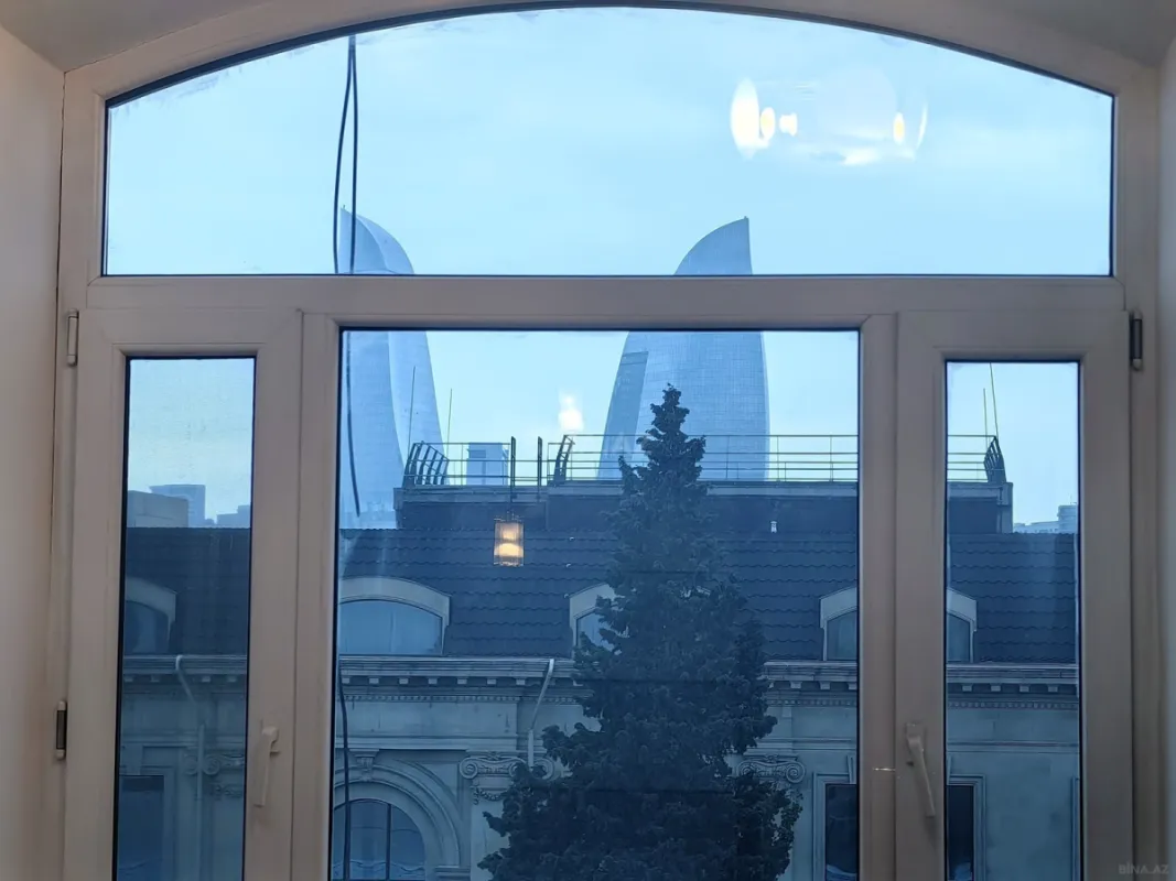 Satılır 8 otaqlı mənzil 300 m²