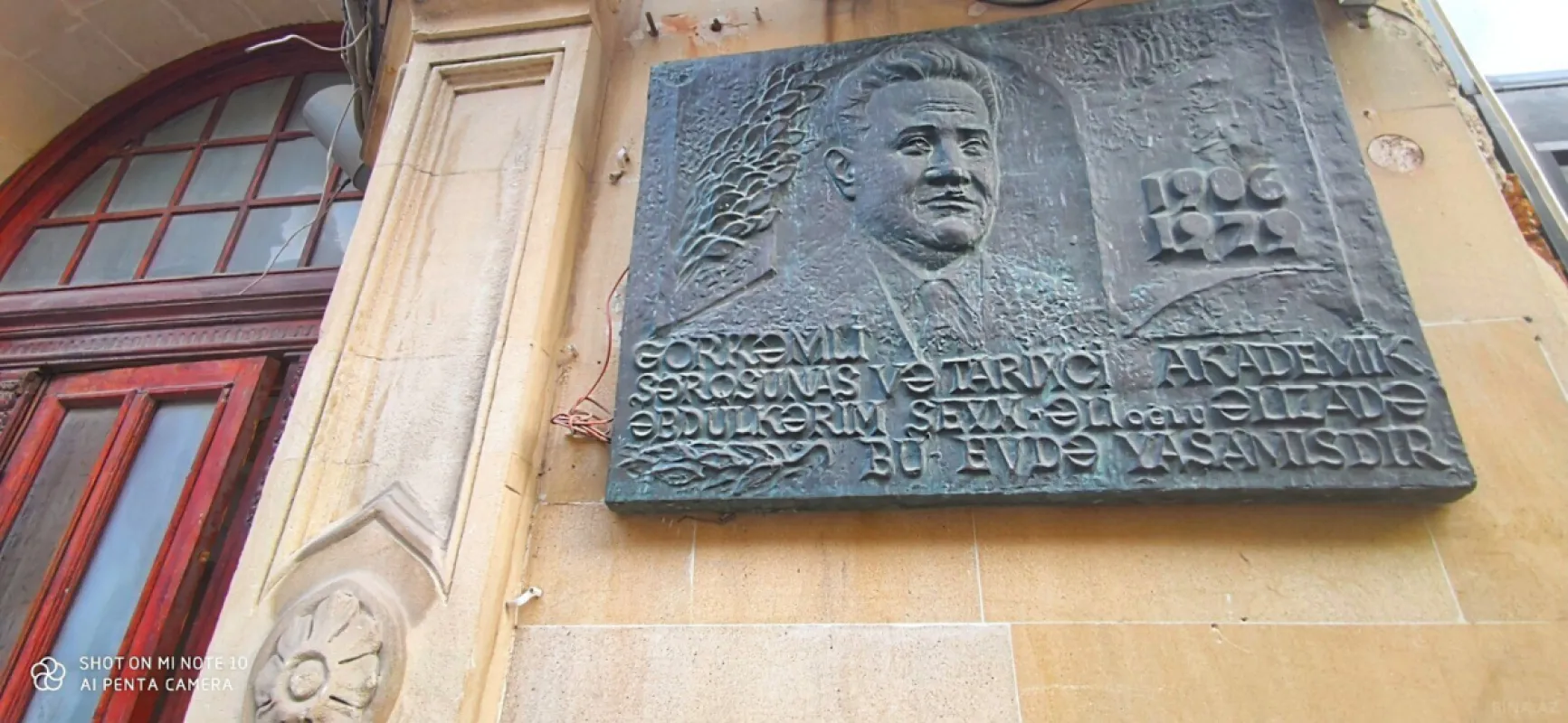 Satılır 8 otaqlı mənzil 300 m²