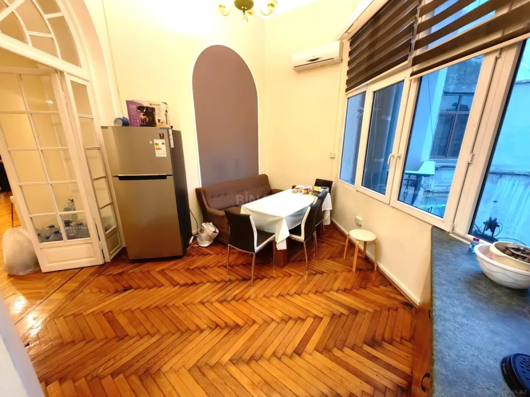 Satılır 8 otaqlı mənzil 300 m²