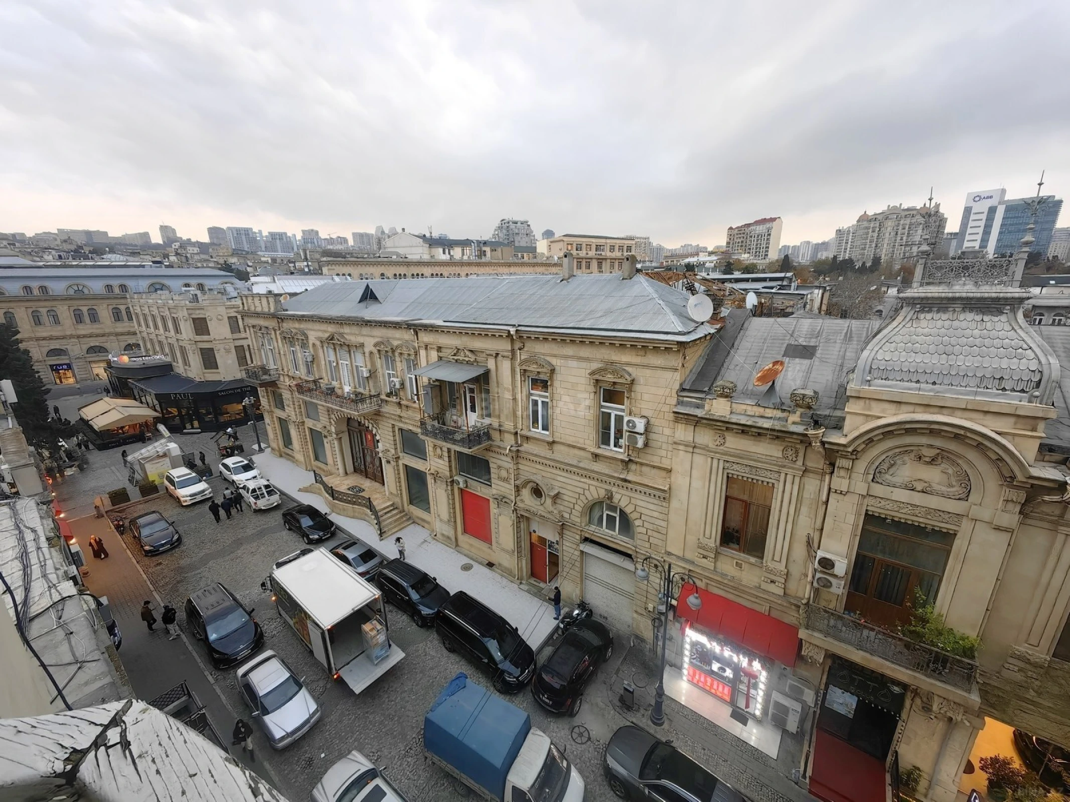 Satılır 8 otaqlı mənzil 300 m²