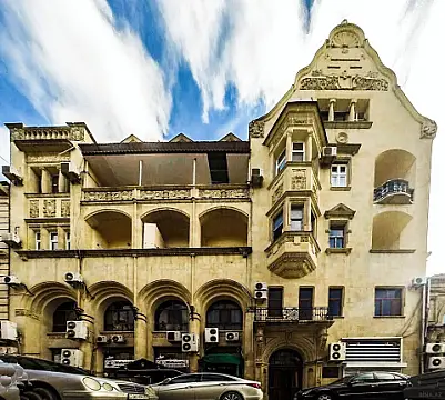 Satılır 8 otaqlı mənzil 300 m²