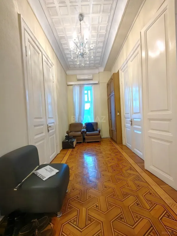 Satılır 8 otaqlı mənzil 300 m²