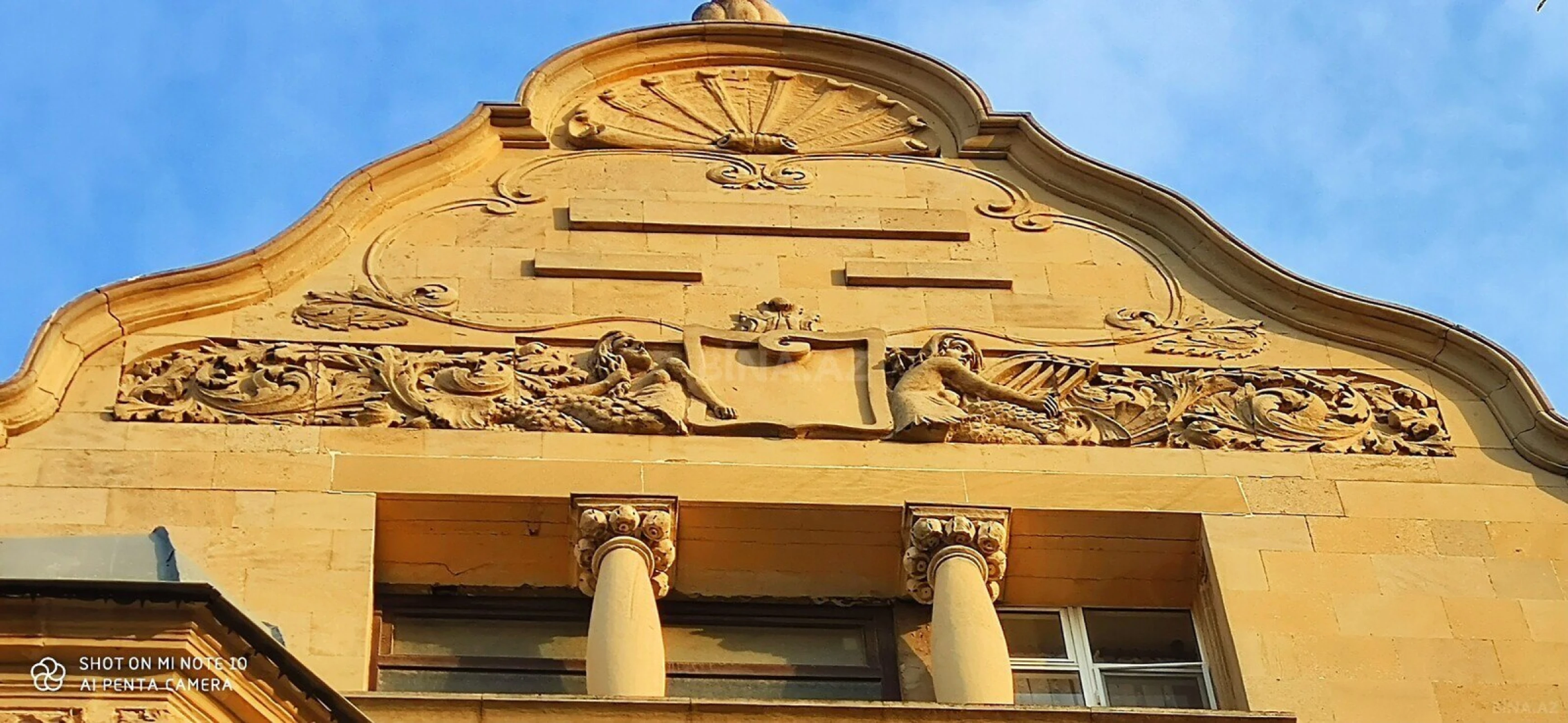 Satılır 8 otaqlı mənzil 300 m²